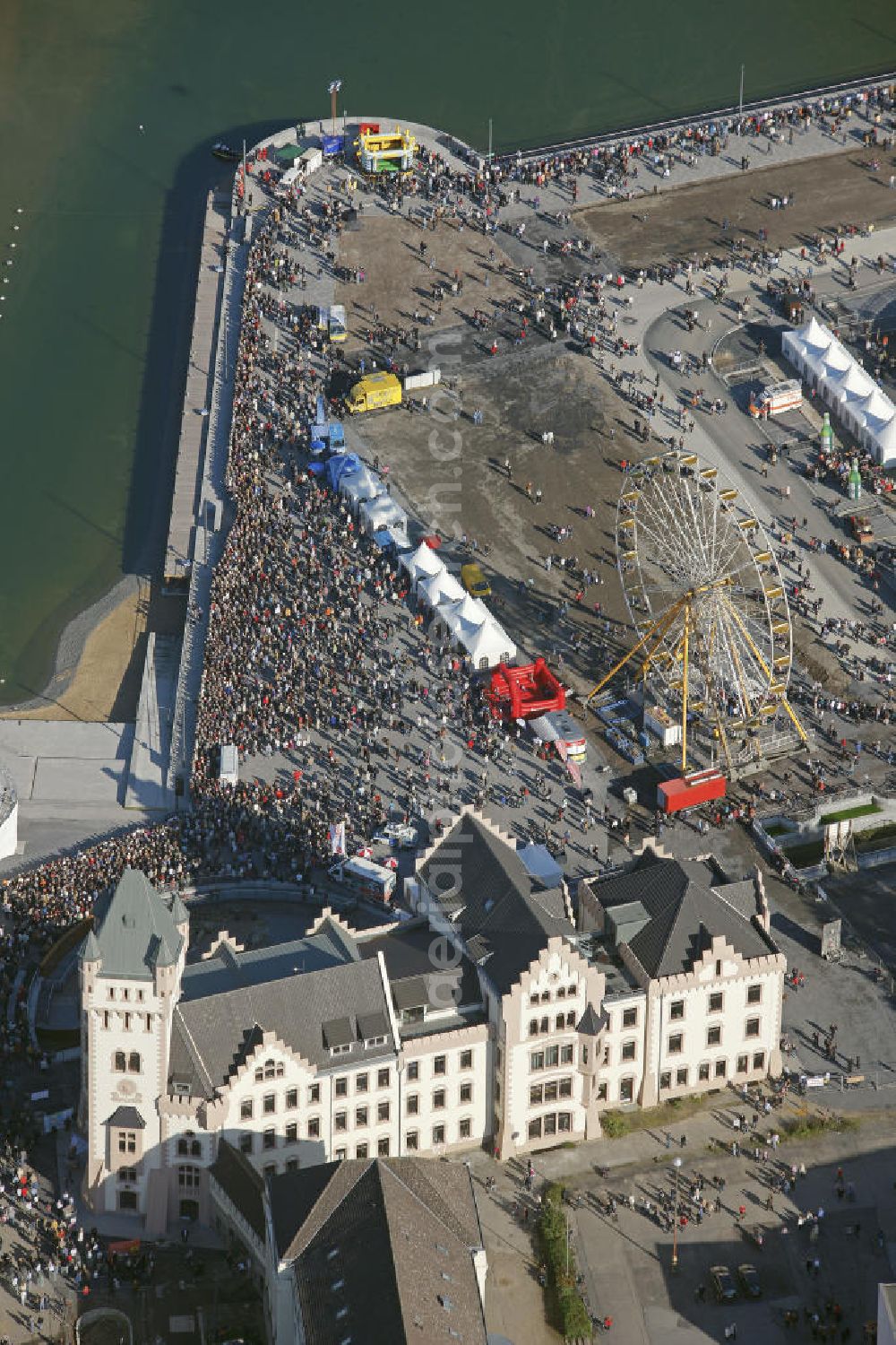 Dortmund from above - Volksfest an der Hörder Burg zur Flutung des Phoenix-Sees. Festival at the Castle Horde in celebration of the flooding of the Lake Phoenix.