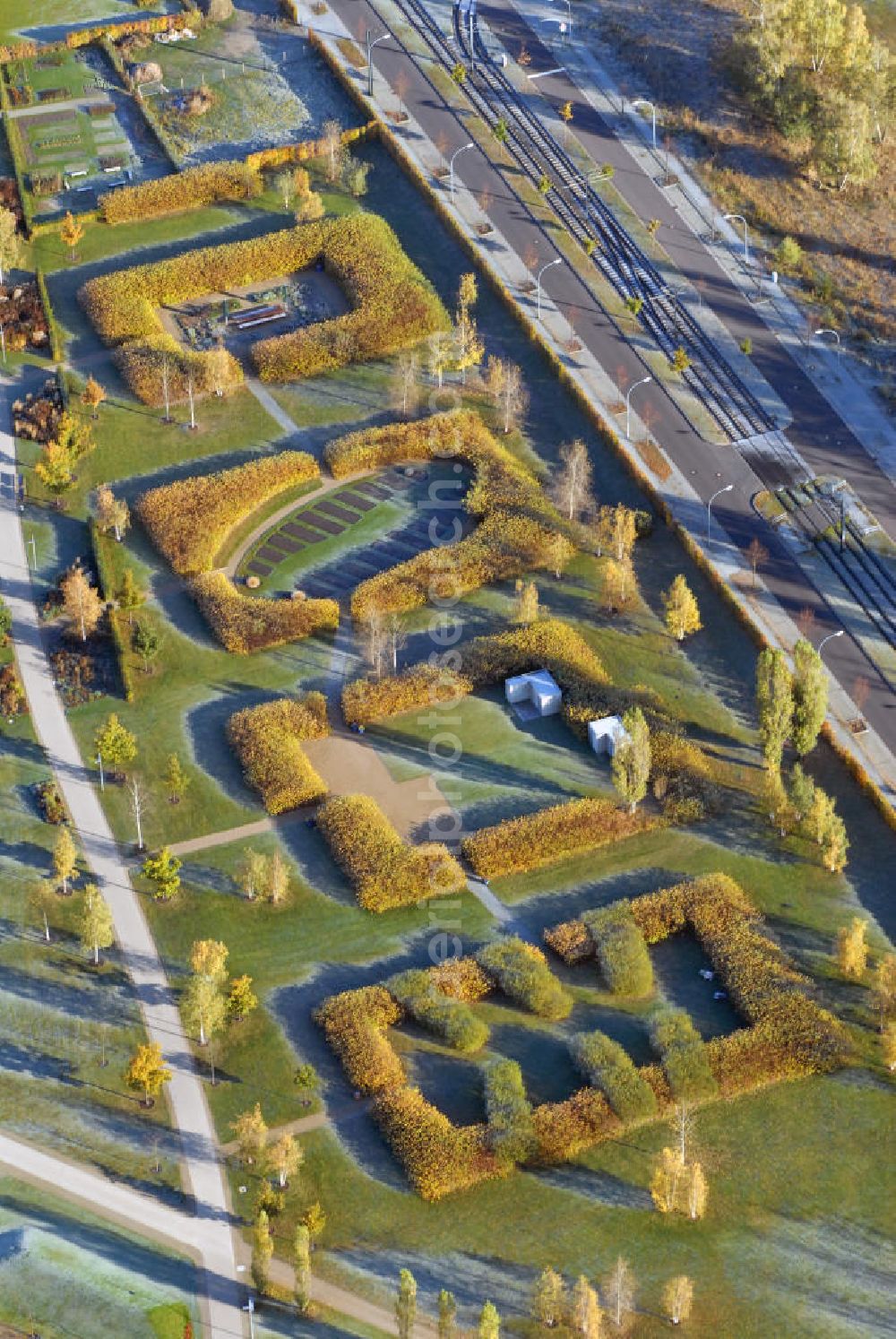 Potsdam from above - Blick auf das Gartengelände im Volkspark Bornstedter Feld in Potsdam. Aus dem einstigen Militärübungsgelände entstand der Volkspark Bornstester Feld mit attraktiven Möglichkeiten für Sport, Spiel, Kultur und Entspannung. In der ehemaligen BUGA-Halle wurde die faszinierende tropische Naturerlebniswelt „Biosphäre“, eine Reise zu den Wundern der Natur, geschaffen. Von hier aus gelangt man zu der unweit gelegenen Bornimer Feldflur, welche Ideen des Landschaftsgestalters Lenné nachempfunden wurde. Kontakt: Volkspark Bornstedter Feld, Jägerallee, 14469 Potsdam