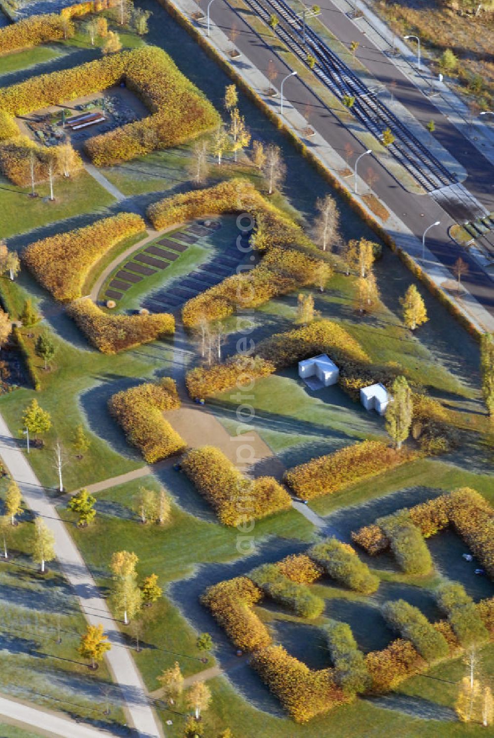 Potsdam from the bird's eye view: Blick auf das Gartengelände im Volkspark Bornstedter Feld in Potsdam. Aus dem einstigen Militärübungsgelände entstand der Volkspark Bornstester Feld mit attraktiven Möglichkeiten für Sport, Spiel, Kultur und Entspannung. In der ehemaligen BUGA-Halle wurde die faszinierende tropische Naturerlebniswelt „Biosphäre“, eine Reise zu den Wundern der Natur, geschaffen. Von hier aus gelangt man zu der unweit gelegenen Bornimer Feldflur, welche Ideen des Landschaftsgestalters Lenné nachempfunden wurde. Kontakt: Volkspark Bornstedter Feld, Jägerallee, 14469 Potsdam