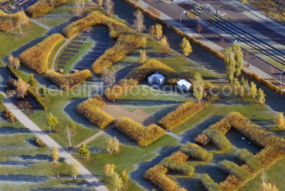 Aerial image Potsdam - Blick auf das Gartengelände im Volkspark Bornstedter Feld in Potsdam. Aus dem einstigen Militärübungsgelände entstand der Volkspark Bornstester Feld mit attraktiven Möglichkeiten für Sport, Spiel, Kultur und Entspannung. In der ehemaligen BUGA-Halle wurde die faszinierende tropische Naturerlebniswelt „Biosphäre“, eine Reise zu den Wundern der Natur, geschaffen. Von hier aus gelangt man zu der unweit gelegenen Bornimer Feldflur, welche Ideen des Landschaftsgestalters Lenné nachempfunden wurde. Kontakt: Volkspark Bornstedter Feld, Jägerallee, 14469 Potsdam