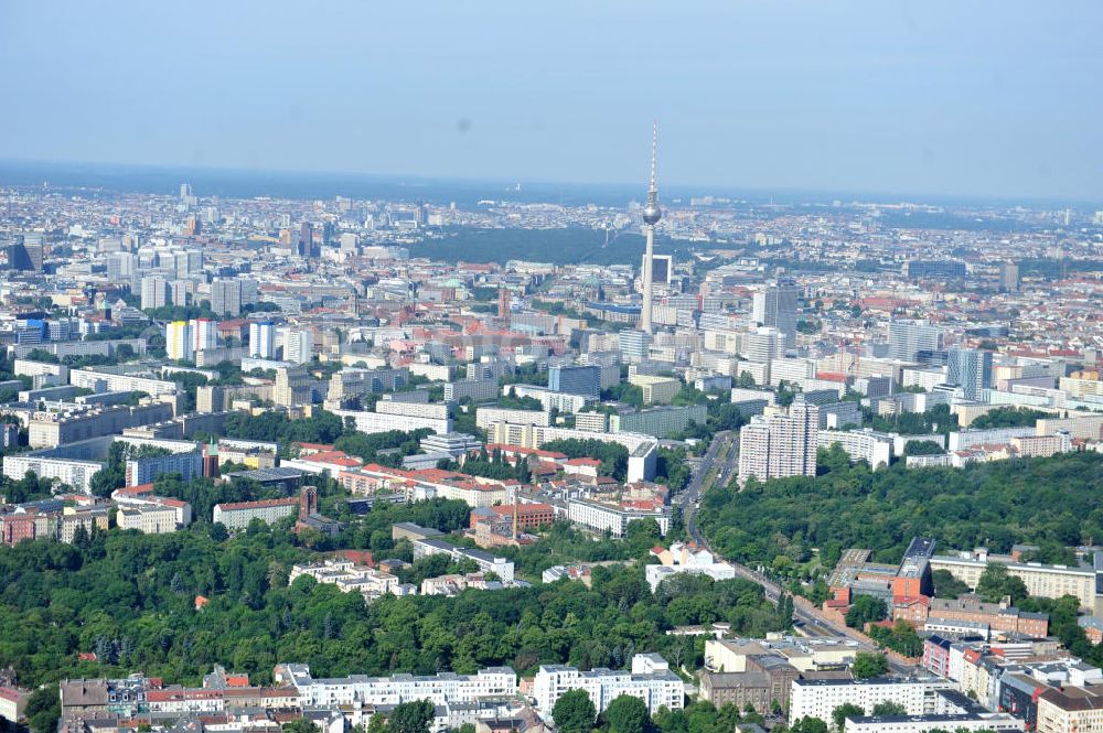 Berlin Friedrichshain from the bird's eye view: Blick auf den Volkspark Friedrichshain im gleichnamigen Stadtbezirk. Der Friedrichshain ist die erste kommunale Parkanlage Berlins. Herausragende Sehenswürdigkeit ist der Märchenbrunnen und der Kleine (48 m) und der Große Bunkerberg (Mont Klamott, 78 m), beide haben eine Aussichtsplattform. View of the People's Park in the same city district of Friedrichshain.