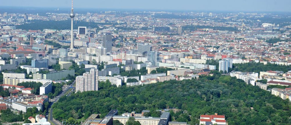 Aerial image Berlin Friedrichshain - Blick auf den Volkspark Friedrichshain im gleichnamigen Stadtbezirk. Der Friedrichshain ist die erste kommunale Parkanlage Berlins. Herausragende Sehenswürdigkeit ist der Märchenbrunnen und der Kleine (48 m) und der Große Bunkerberg (Mont Klamott, 78 m), beide haben eine Aussichtsplattform. View of the People's Park in the same city district of Friedrichshain.