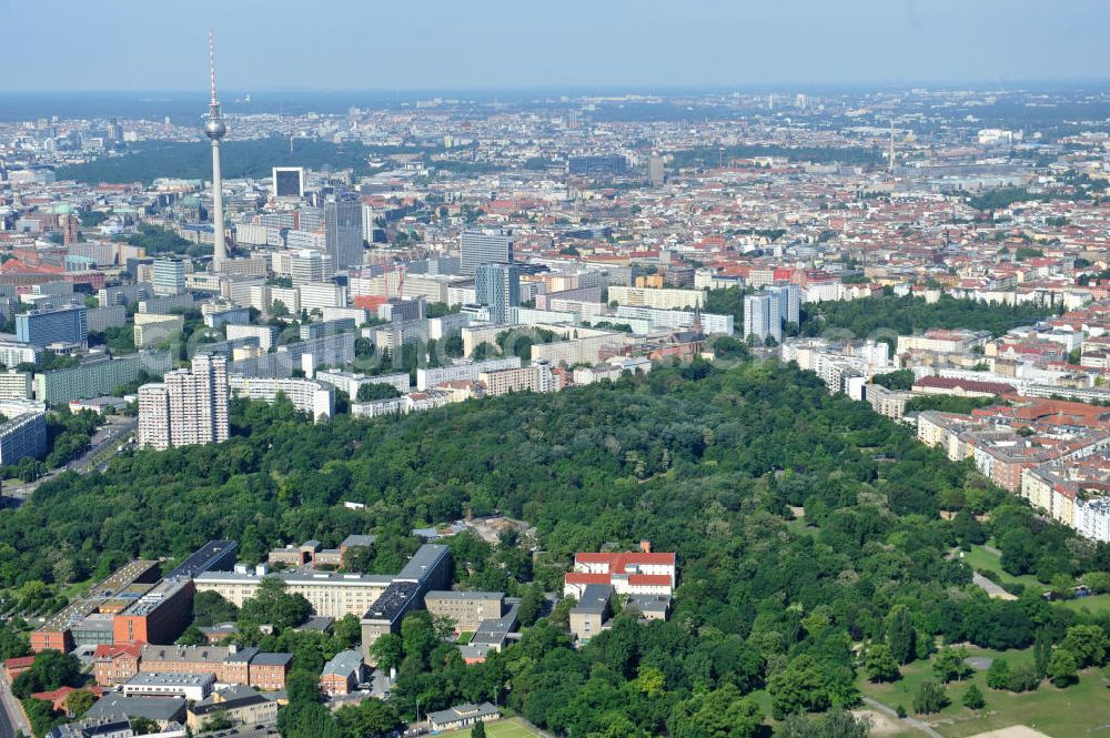 Aerial photograph Berlin Friedrichshain - Blick auf den Volkspark Friedrichshain im gleichnamigen Stadtbezirk. Der Friedrichshain ist die erste kommunale Parkanlage Berlins. Herausragende Sehenswürdigkeit ist der Märchenbrunnen und der Kleine (48 m) und der Große Bunkerberg (Mont Klamott, 78 m), beide haben eine Aussichtsplattform. View of the People's Park in the same city district of Friedrichshain.