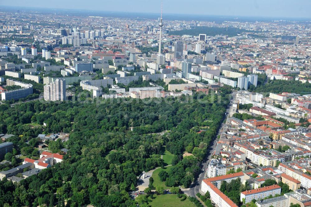 Berlin Friedrichshain from above - Blick auf den Volkspark Friedrichshain im gleichnamigen Stadtbezirk. Der Friedrichshain ist die erste kommunale Parkanlage Berlins. Herausragende Sehenswürdigkeit ist der Märchenbrunnen und der Kleine (48 m) und der Große Bunkerberg (Mont Klamott, 78 m), beide haben eine Aussichtsplattform. View of the People's Park in the same city district of Friedrichshain.