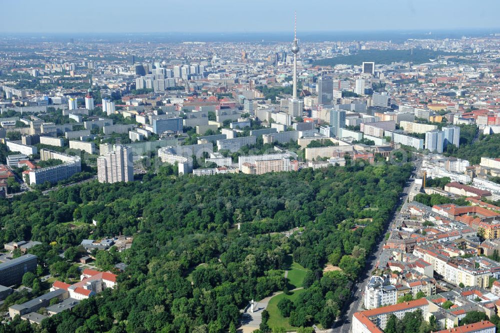 Berlin Friedrichshain from the bird's eye view: Blick auf den Volkspark Friedrichshain im gleichnamigen Stadtbezirk. Der Friedrichshain ist die erste kommunale Parkanlage Berlins. Herausragende Sehenswürdigkeit ist der Märchenbrunnen und der Kleine (48 m) und der Große Bunkerberg (Mont Klamott, 78 m), beide haben eine Aussichtsplattform. View of the People's Park in the same city district of Friedrichshain.