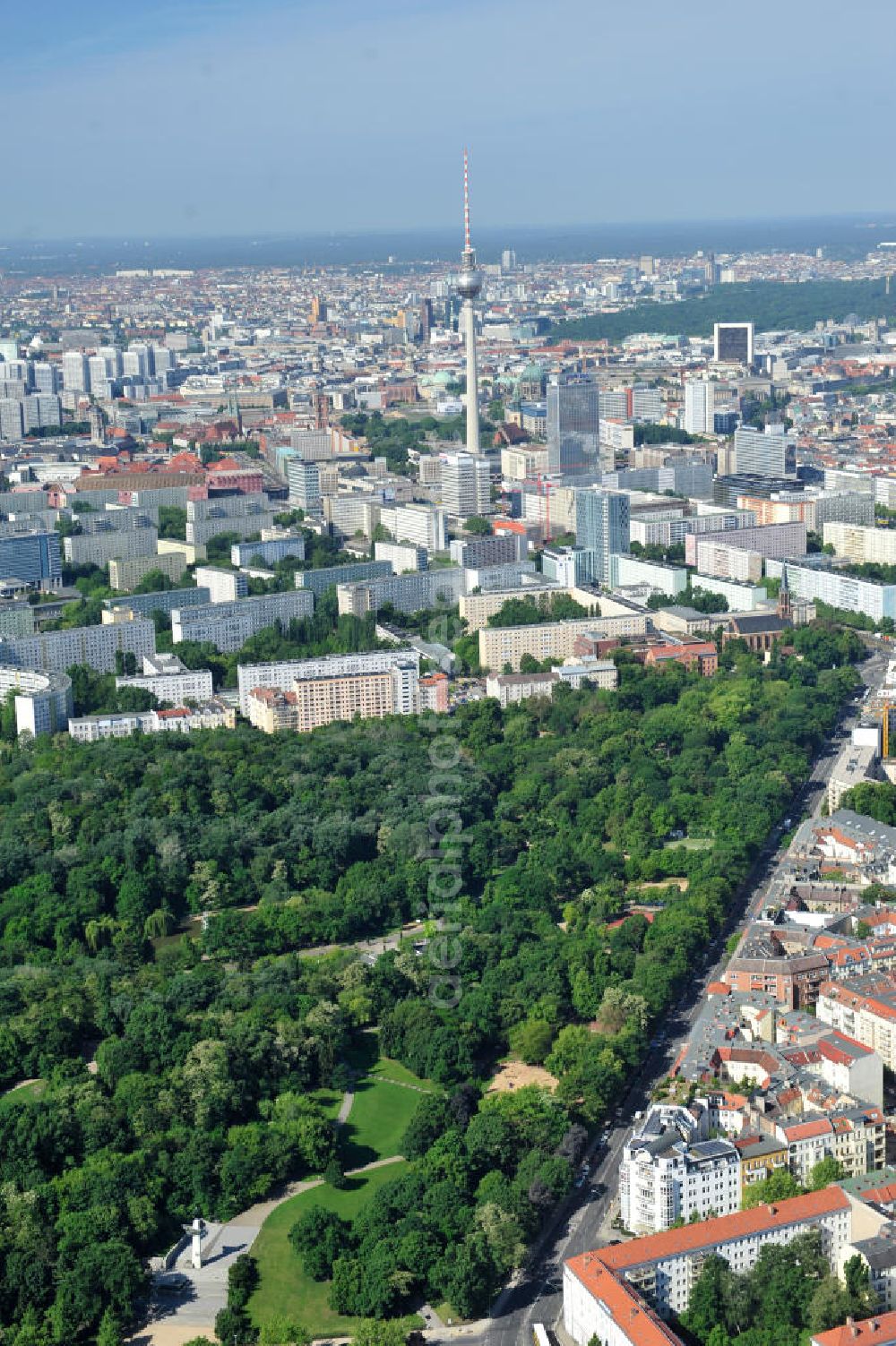 Aerial image Berlin Friedrichshain - Blick auf den Volkspark Friedrichshain im gleichnamigen Stadtbezirk. Der Friedrichshain ist die erste kommunale Parkanlage Berlins. Herausragende Sehenswürdigkeit ist der Märchenbrunnen und der Kleine (48 m) und der Große Bunkerberg (Mont Klamott, 78 m), beide haben eine Aussichtsplattform. View of the People's Park in the same city district of Friedrichshain.