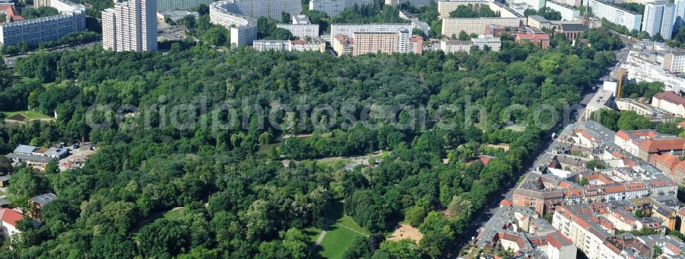 Aerial photograph Berlin Friedrichshain - Blick auf den Volkspark Friedrichshain im gleichnamigen Stadtbezirk. Der Friedrichshain ist die erste kommunale Parkanlage Berlins. Herausragende Sehenswürdigkeit ist der Märchenbrunnen und der Kleine (48 m) und der Große Bunkerberg (Mont Klamott, 78 m), beide haben eine Aussichtsplattform. View of the People's Park in the same city district of Friedrichshain.