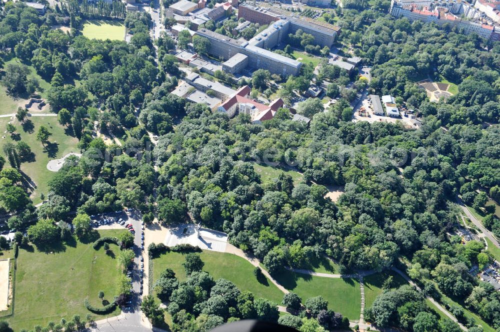 Berlin Friedrichshain from above - Blick auf den Volkspark Friedrichshain im gleichnamigen Stadtbezirk. Der Friedrichshain ist die erste kommunale Parkanlage Berlins. Herausragende Sehenswürdigkeit ist der Märchenbrunnen und der Kleine (48 m) und der Große Bunkerberg (Mont Klamott, 78 m), beide haben eine Aussichtsplattform. View of the People's Park in the same city district of Friedrichshain.