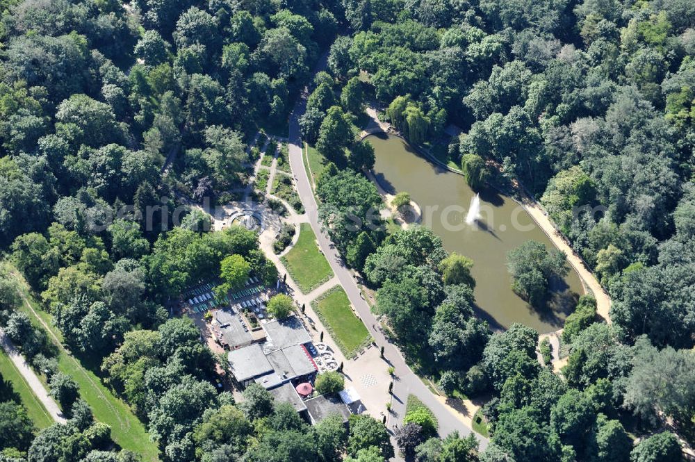 Aerial image Berlin Friedrichshain - Blick auf den Volkspark Friedrichshain im gleichnamigen Stadtbezirk. Der Friedrichshain ist die erste kommunale Parkanlage Berlins. Herausragende Sehenswürdigkeit ist der Märchenbrunnen und der Kleine (48 m) und der Große Bunkerberg (Mont Klamott, 78 m), beide haben eine Aussichtsplattform. View of the People's Park in the same city district of Friedrichshain.