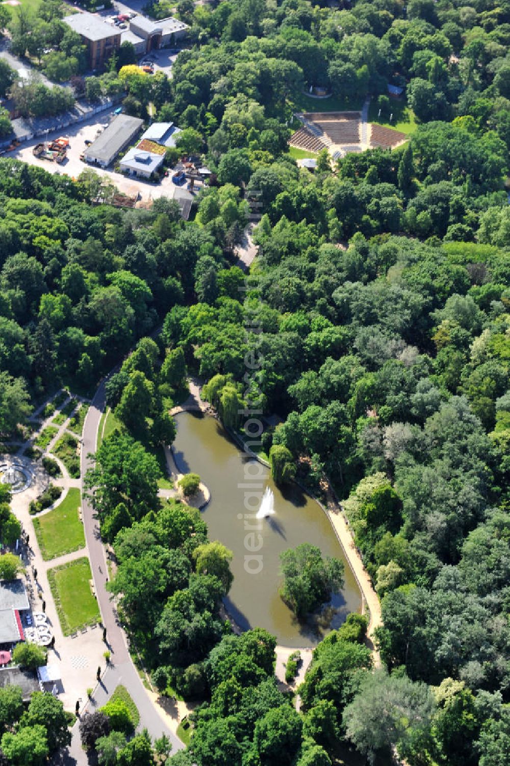 Aerial photograph Berlin Friedrichshain - Blick auf den Volkspark Friedrichshain im gleichnamigen Stadtbezirk. Der Friedrichshain ist die erste kommunale Parkanlage Berlins. Herausragende Sehenswürdigkeit ist der Märchenbrunnen und der Kleine (48 m) und der Große Bunkerberg (Mont Klamott, 78 m), beide haben eine Aussichtsplattform. View of the People's Park in the same city district of Friedrichshain.