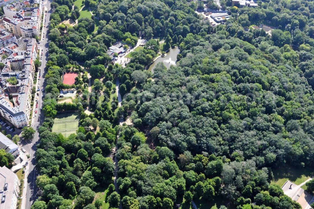 Berlin Friedrichshain from above - Blick auf den Volkspark Friedrichshain im gleichnamigen Stadtbezirk. Der Friedrichshain ist die erste kommunale Parkanlage Berlins. Herausragende Sehenswürdigkeit ist der Märchenbrunnen und der Kleine (48 m) und der Große Bunkerberg (Mont Klamott, 78 m), beide haben eine Aussichtsplattform. View of the People's Park in the same city district of Friedrichshain.