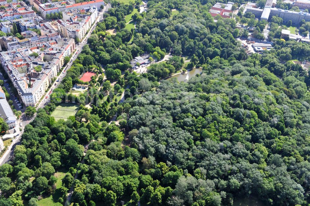 Berlin Friedrichshain from the bird's eye view: Blick auf den Volkspark Friedrichshain im gleichnamigen Stadtbezirk. Der Friedrichshain ist die erste kommunale Parkanlage Berlins. Herausragende Sehenswürdigkeit ist der Märchenbrunnen und der Kleine (48 m) und der Große Bunkerberg (Mont Klamott, 78 m), beide haben eine Aussichtsplattform. View of the People's Park in the same city district of Friedrichshain.