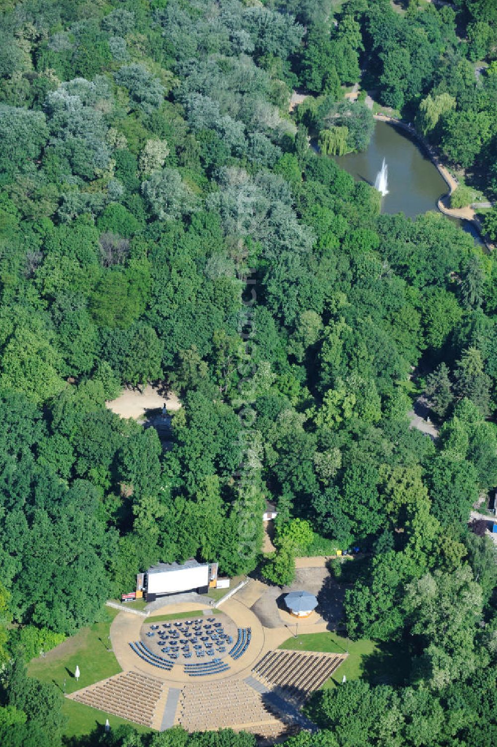 Aerial image Berlin Friedrichshain - Blick auf den Volkspark Friedrichshain im gleichnamigen Stadtbezirk. Der Friedrichshain ist die erste kommunale Parkanlage Berlins. Herausragende Sehenswürdigkeit ist der Märchenbrunnen und der Kleine (48 m) und der Große Bunkerberg (Mont Klamott, 78 m), beide haben eine Aussichtsplattform. View of the People's Park in the same city district of Friedrichshain.