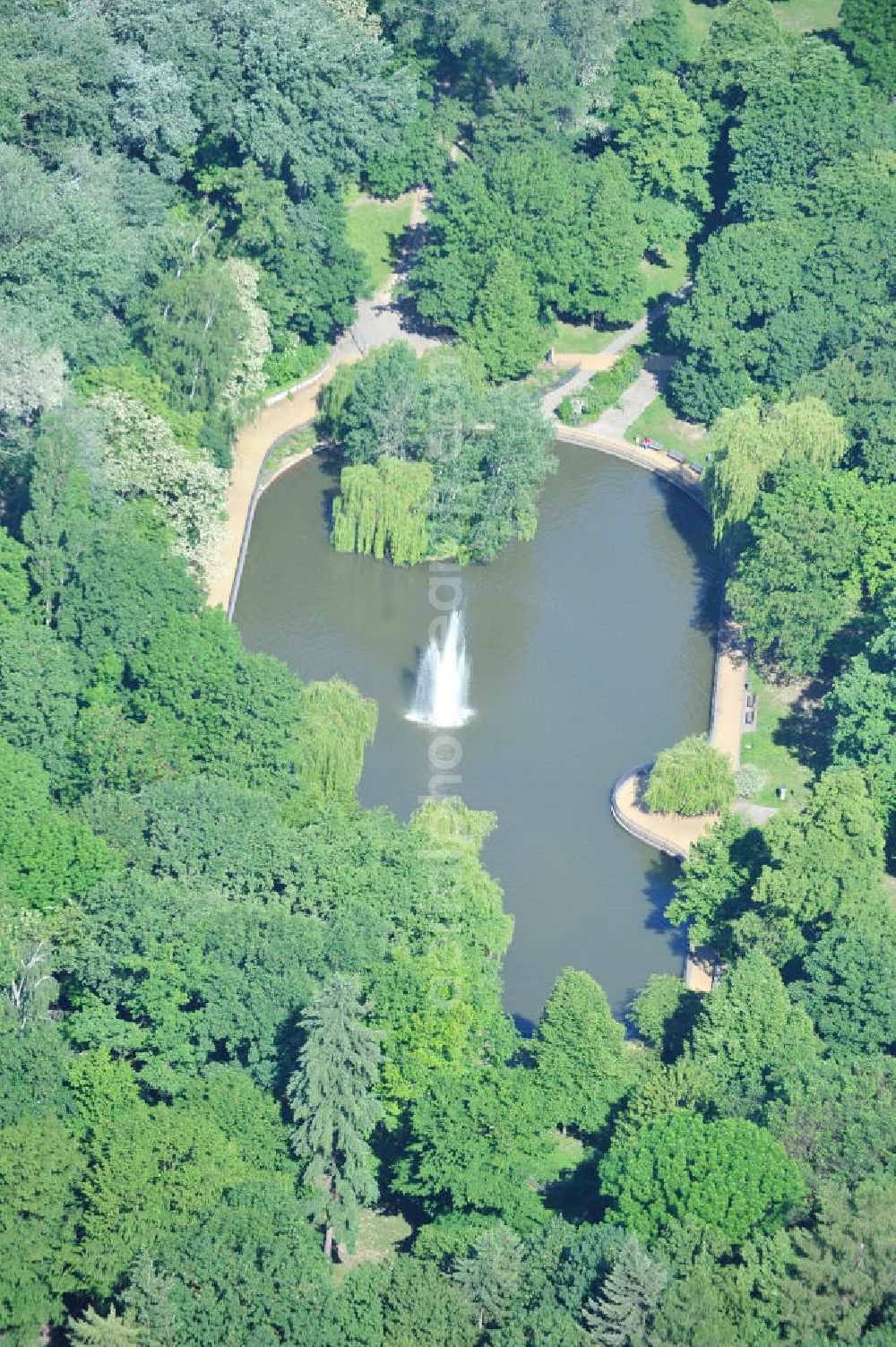 Aerial photograph Berlin Friedrichshain - Blick auf den Volkspark Friedrichshain im gleichnamigen Stadtbezirk. Der Friedrichshain ist die erste kommunale Parkanlage Berlins. Herausragende Sehenswürdigkeit ist der Märchenbrunnen und der Kleine (48 m) und der Große Bunkerberg (Mont Klamott, 78 m), beide haben eine Aussichtsplattform. View of the People's Park in the same city district of Friedrichshain.