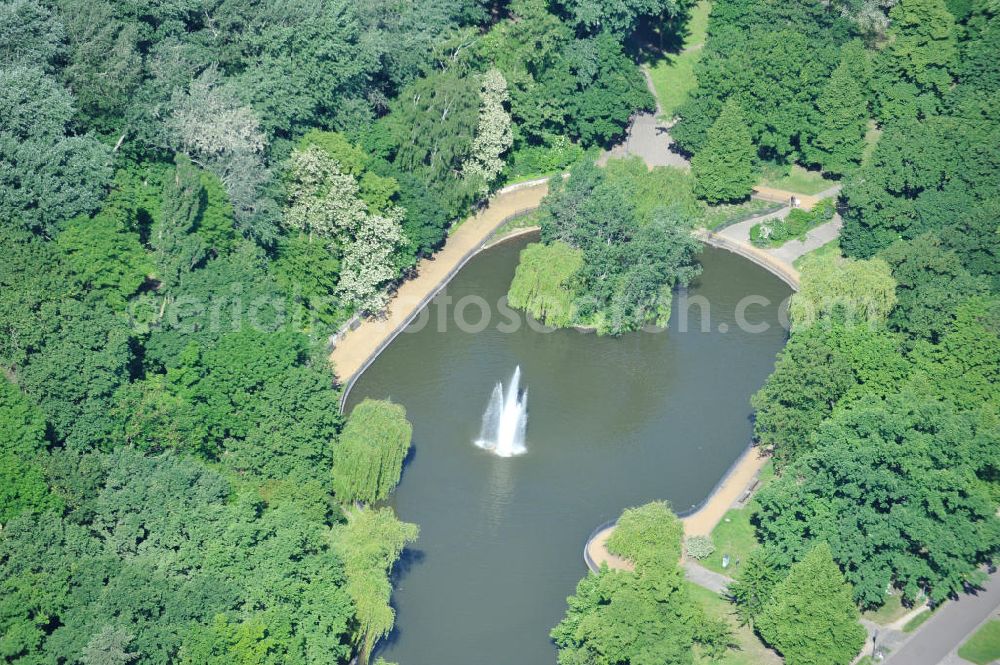 Berlin Friedrichshain from above - Blick auf den Volkspark Friedrichshain im gleichnamigen Stadtbezirk. Der Friedrichshain ist die erste kommunale Parkanlage Berlins. Herausragende Sehenswürdigkeit ist der Märchenbrunnen und der Kleine (48 m) und der Große Bunkerberg (Mont Klamott, 78 m), beide haben eine Aussichtsplattform. View of the People's Park in the same city district of Friedrichshain.