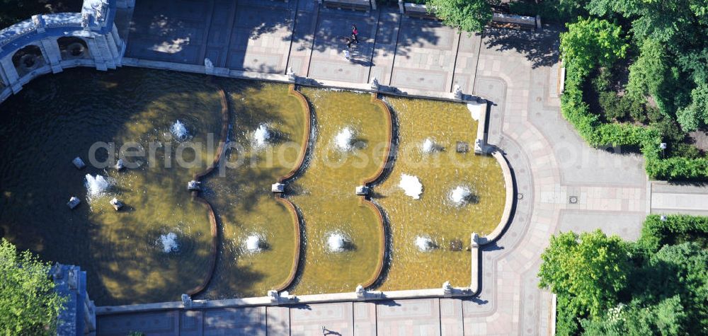 Berlin Friedrichshain from the bird's eye view: Blick auf den Volkspark Friedrichshain im gleichnamigen Stadtbezirk. Der Friedrichshain ist die erste kommunale Parkanlage Berlins. Herausragende Sehenswürdigkeit ist der Märchenbrunnen und der Kleine (48 m) und der Große Bunkerberg (Mont Klamott, 78 m), beide haben eine Aussichtsplattform. View of the People's Park in the same city district of Friedrichshain.