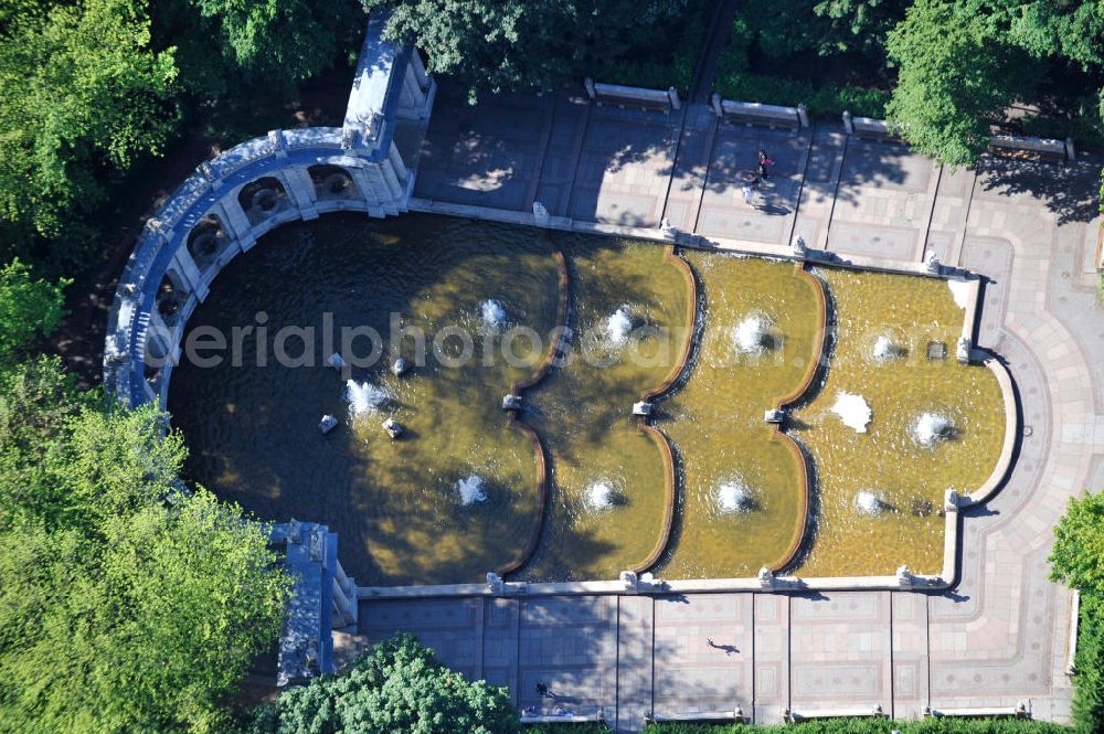 Aerial image Berlin Friedrichshain - Blick auf den Volkspark Friedrichshain im gleichnamigen Stadtbezirk. Der Friedrichshain ist die erste kommunale Parkanlage Berlins. Herausragende Sehenswürdigkeit ist der Märchenbrunnen und der Kleine (48 m) und der Große Bunkerberg (Mont Klamott, 78 m), beide haben eine Aussichtsplattform. View of the People's Park in the same city district of Friedrichshain.