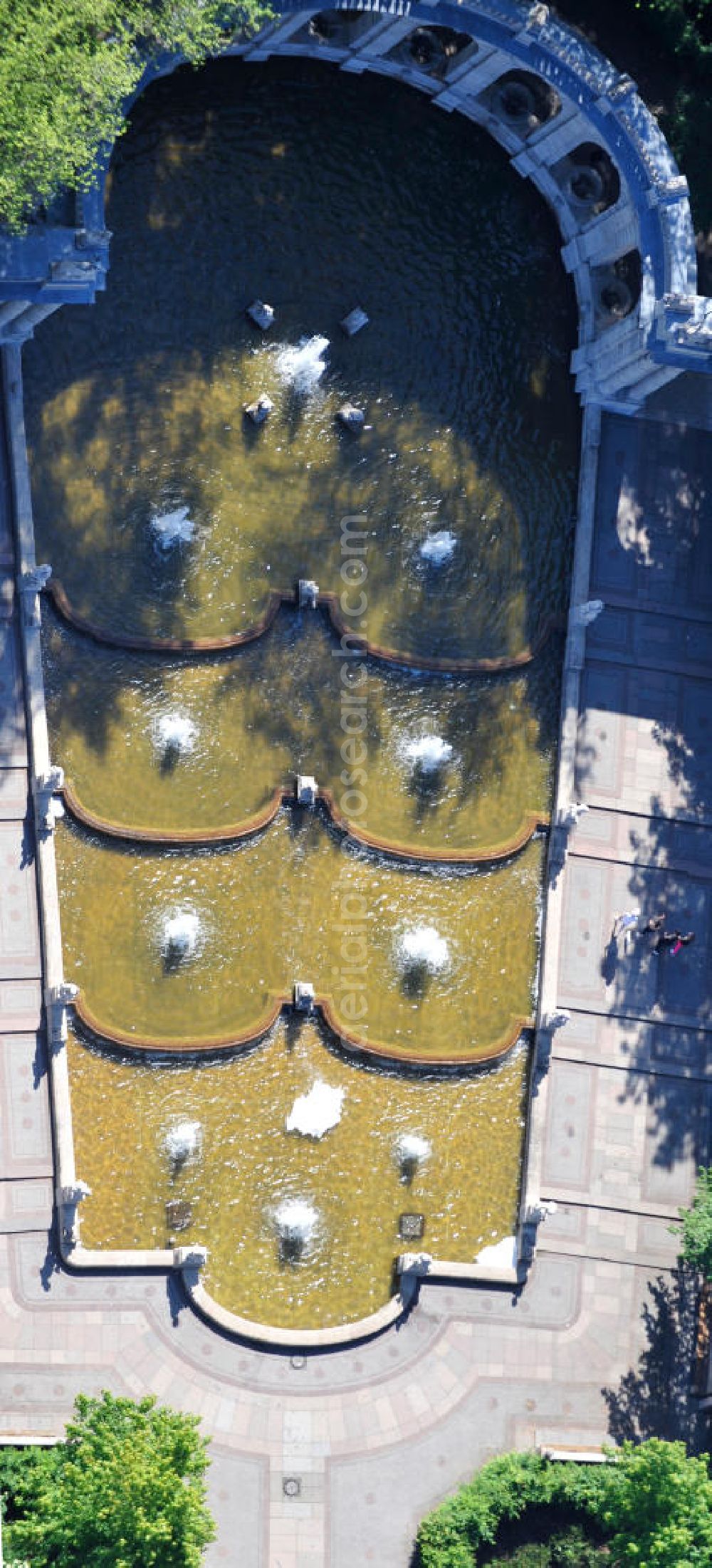 Aerial photograph Berlin Friedrichshain - Blick auf den Volkspark Friedrichshain im gleichnamigen Stadtbezirk. Der Friedrichshain ist die erste kommunale Parkanlage Berlins. Herausragende Sehenswürdigkeit ist der Märchenbrunnen und der Kleine (48 m) und der Große Bunkerberg (Mont Klamott, 78 m), beide haben eine Aussichtsplattform. View of the People's Park in the same city district of Friedrichshain.