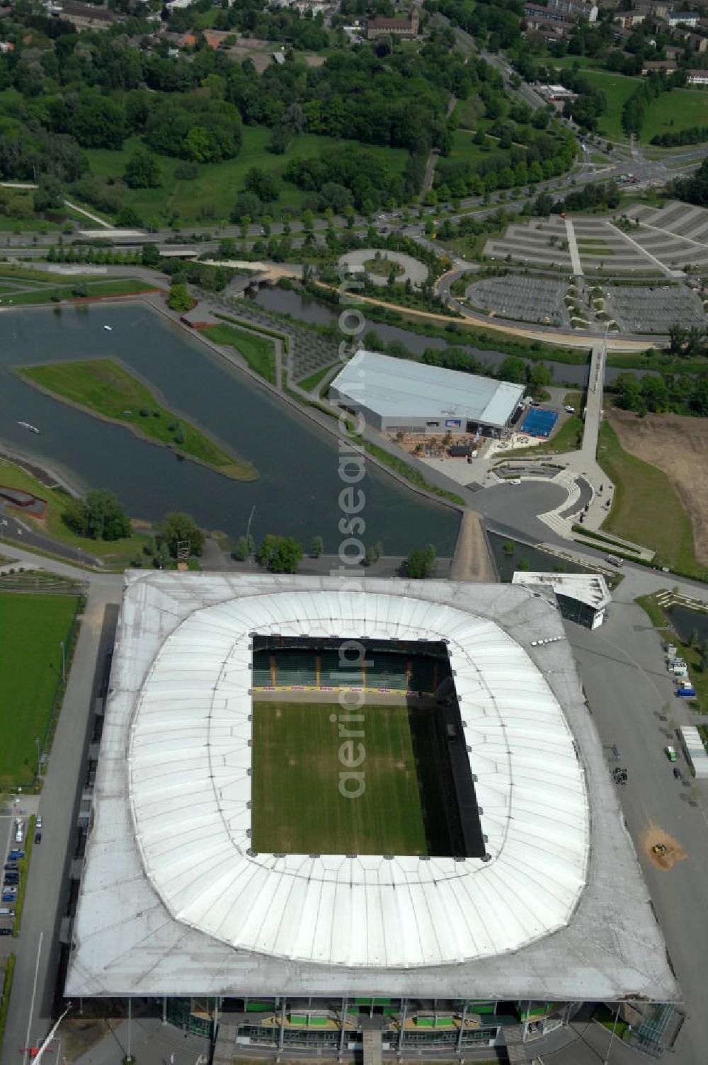 Aerial photograph Wolfsburg - Blick auf die Volkswagen Arena in den Allerwiesen 1 in 38446 Wolfsburg. Das moderne Stadion ist Heimstätte des VfL Wolfsburg. View of the Volkswagen Arena in Wolfsburg Allerwiese 1 in 38 446. The modern stadium is home to VfL Wolfsburg.