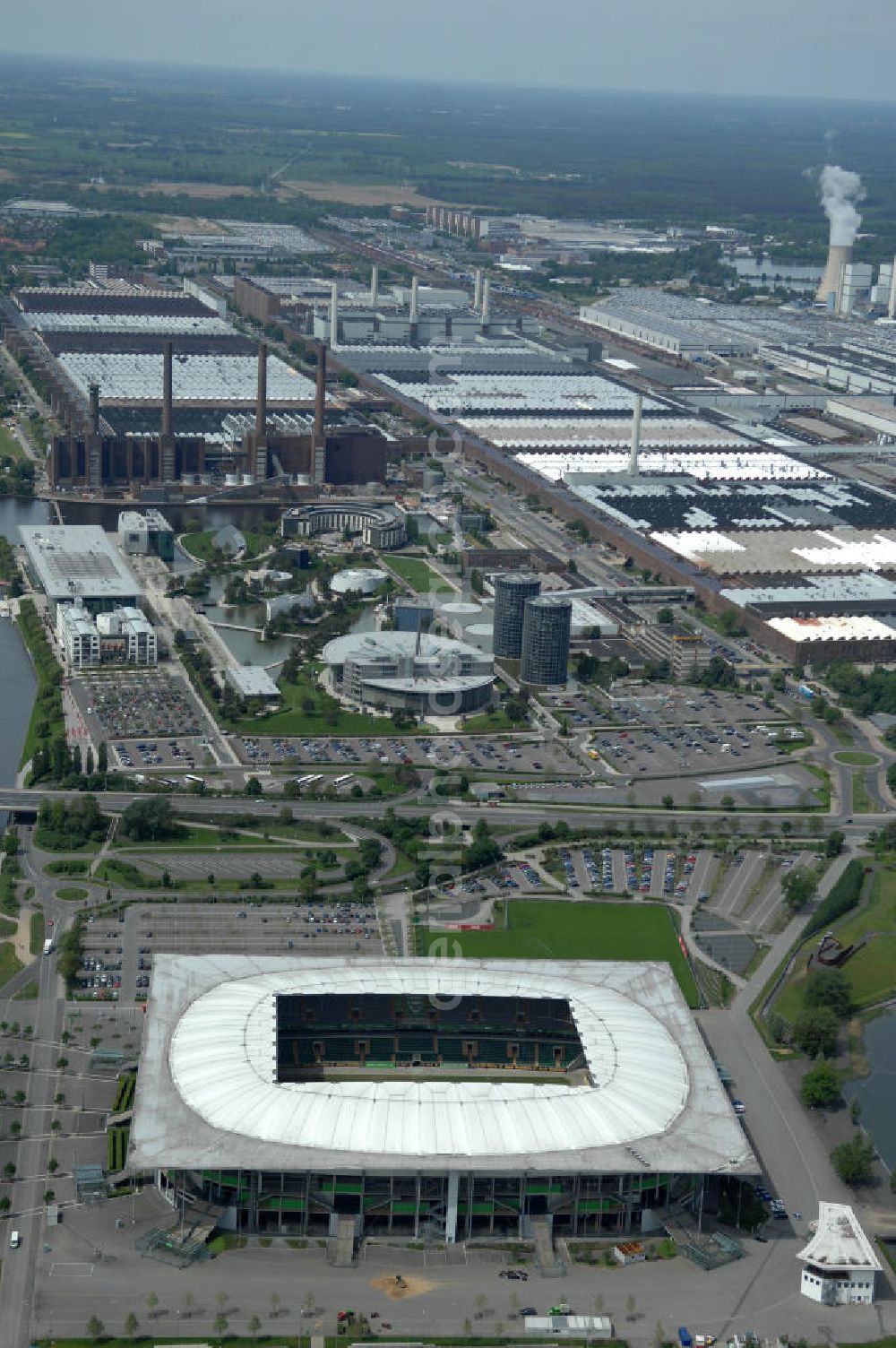 Aerial photograph Wolfsburg - Blick auf die Volkswagen Arena in den Allerwiesen 1 in 38446 Wolfsburg. Das moderne Stadion ist Heimstätte des VfL Wolfsburg. View of the Volkswagen Arena in Wolfsburg Allerwiese 1 in 38 446. The modern stadium is home to VfL Wolfsburg.