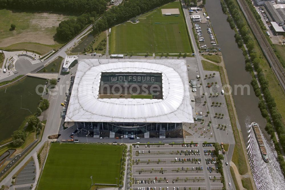 Wolfsburg from the bird's eye view: Blick auf die Volkswagen Arena in den Allerwiesen 1 in 38446 Wolfsburg. Das moderne Stadion ist Heimstätte des VfL Wolfsburg. View of the Volkswagen Arena in Wolfsburg Allerwiese 1 in 38 446. The modern stadium is home to VfL Wolfsburg.