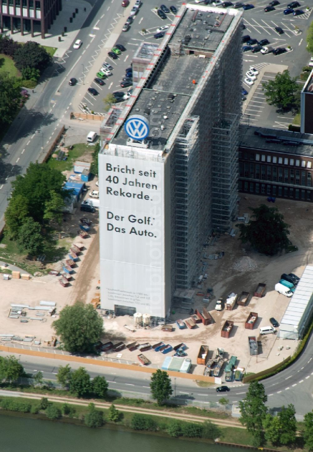 Aerial image Wolfsburg - View of the Volkswagen plant in Wolfsburg. The Volkswagen plant in Wolfsburg is, with its production facilities, the parent company of Volkswagen AG. It was built from the late 1930s, portions of the work are now protected as an industrial monument