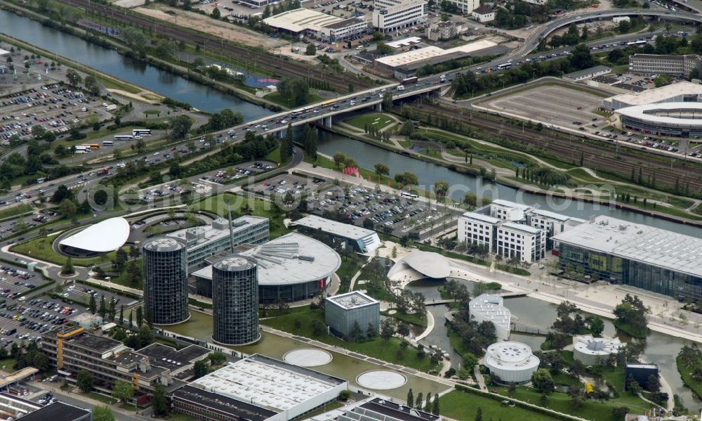 Aerial photograph Wolfsburg - View of the Volkswagen plant in Wolfsburg. The Volkswagen plant in Wolfsburg is, with its production facilities, the parent company of Volkswagen AG. It was built from the late 1930s, portions of the work are now protected as an industrial monument