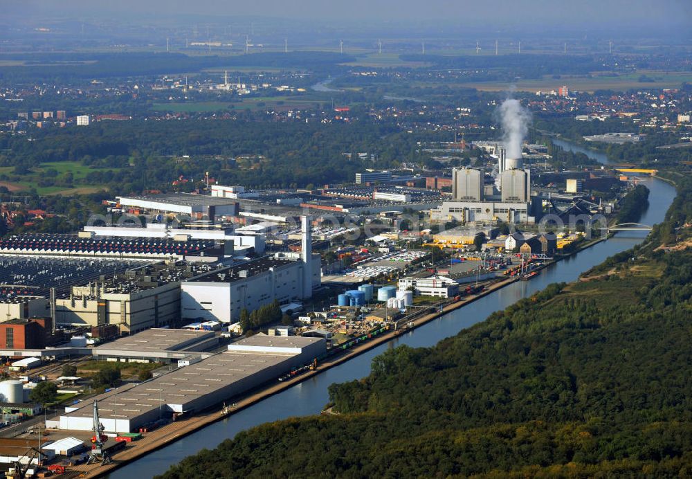 Aerial image Hannover - Das Volkswagenwerk Hannover in Niedersachsen, ist der Hauptsitz von Volkswagen Nutzfahrzeuge, einer Tochtergesellschaft der Volkswagen AG. Die Fabrik hat eigene Gleisanlagen auf dem Gelände und befindet sich direkt an der Leine. The Volkswagen factory in Hannover lower saxony is the headquarter of Volkswagen Nutzfahrzeuge, a subcompany of Volkswagen AG. The factory has it's own railway.