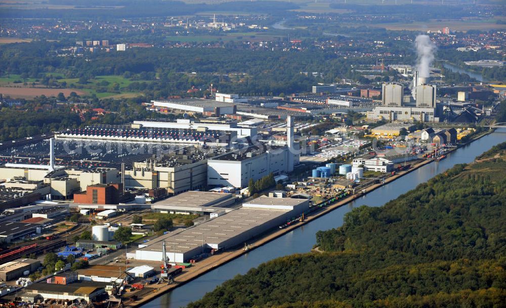 Aerial photograph Hannover - Das Volkswagenwerk Hannover in Niedersachsen, ist der Hauptsitz von Volkswagen Nutzfahrzeuge, einer Tochtergesellschaft der Volkswagen AG. Die Fabrik hat eigene Gleisanlagen auf dem Gelände und befindet sich direkt an der Leine. The Volkswagen factory in Hannover lower saxony is the headquarter of Volkswagen Nutzfahrzeuge, a subcompany of Volkswagen AG. The factory has it's own railway.