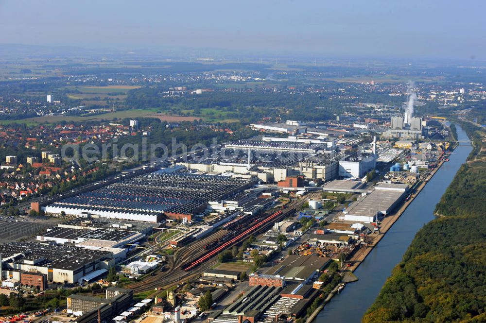 Hannover from above - Das Volkswagenwerk Hannover in Niedersachsen, ist der Hauptsitz von Volkswagen Nutzfahrzeuge, einer Tochtergesellschaft der Volkswagen AG. Die Fabrik hat eigene Gleisanlagen auf dem Gelände und befindet sich direkt an der Leine. The Volkswagen factory in Hannover lower saxony is the headquarter of Volkswagen Nutzfahrzeuge, a subcompany of Volkswagen AG. The factory has it's own railway.