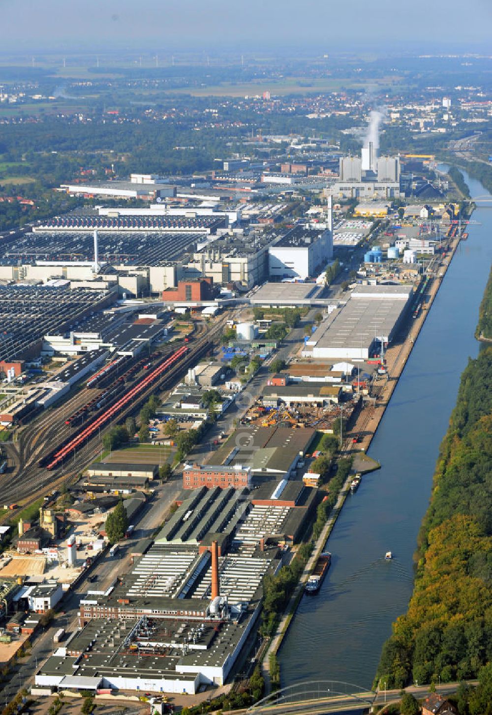 Hannover from the bird's eye view: Das Volkswagenwerk Hannover in Niedersachsen, ist der Hauptsitz von Volkswagen Nutzfahrzeuge, einer Tochtergesellschaft der Volkswagen AG. Die Fabrik hat eigene Gleisanlagen auf dem Gelände und befindet sich direkt an der Leine. The Volkswagen factory in Hannover lower saxony is the headquarter of Volkswagen Nutzfahrzeuge, a subcompany of Volkswagen AG. The factory has it's own railway.