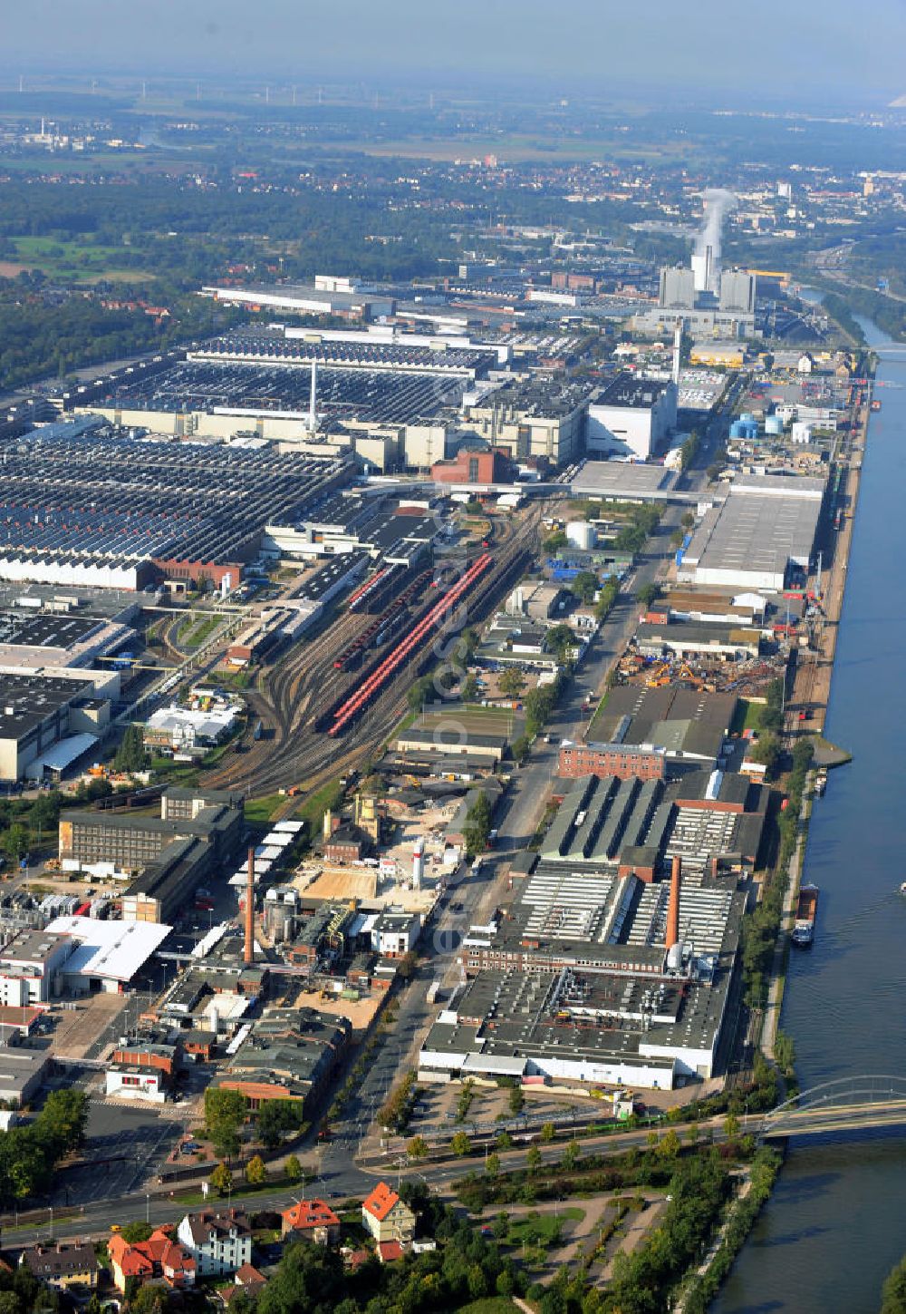 Aerial image Hannover - Das Volkswagenwerk Hannover in Niedersachsen, ist der Hauptsitz von Volkswagen Nutzfahrzeuge, einer Tochtergesellschaft der Volkswagen AG. Die Fabrik hat eigene Gleisanlagen auf dem Gelände und befindet sich direkt an der Leine. The Volkswagen factory in Hannover lower saxony is the headquarter of Volkswagen Nutzfahrzeuge, a subcompany of Volkswagen AG. The factory has it's own railway.