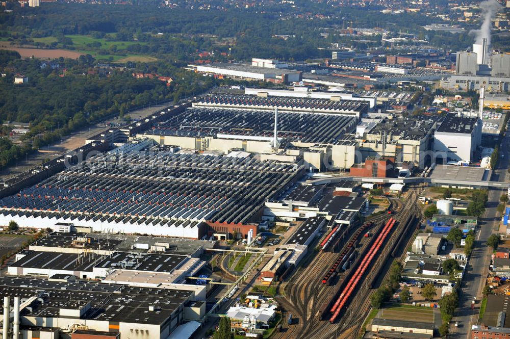 Aerial photograph Hannover - Das Volkswagenwerk Hannover in Niedersachsen, ist der Hauptsitz von Volkswagen Nutzfahrzeuge, einer Tochtergesellschaft der Volkswagen AG. Die Fabrik hat eigene Gleisanlagen auf dem Gelände und befindet sich direkt an der Leine. The Volkswagen factory in Hannover lower saxony is the headquarter of Volkswagen Nutzfahrzeuge, a subcompany of Volkswagen AG. The factory has it's own railway.