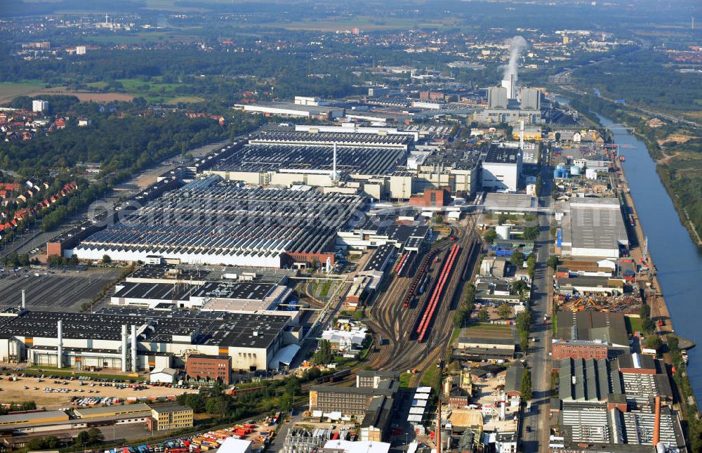 Hannover from above - Das Volkswagenwerk Hannover in Niedersachsen, ist der Hauptsitz von Volkswagen Nutzfahrzeuge, einer Tochtergesellschaft der Volkswagen AG. Die Fabrik hat eigene Gleisanlagen auf dem Gelände und befindet sich direkt an der Leine. The Volkswagen factory in Hannover lower saxony is the headquarter of Volkswagen Nutzfahrzeuge, a subcompany of Volkswagen AG. The factory has it's own railway.