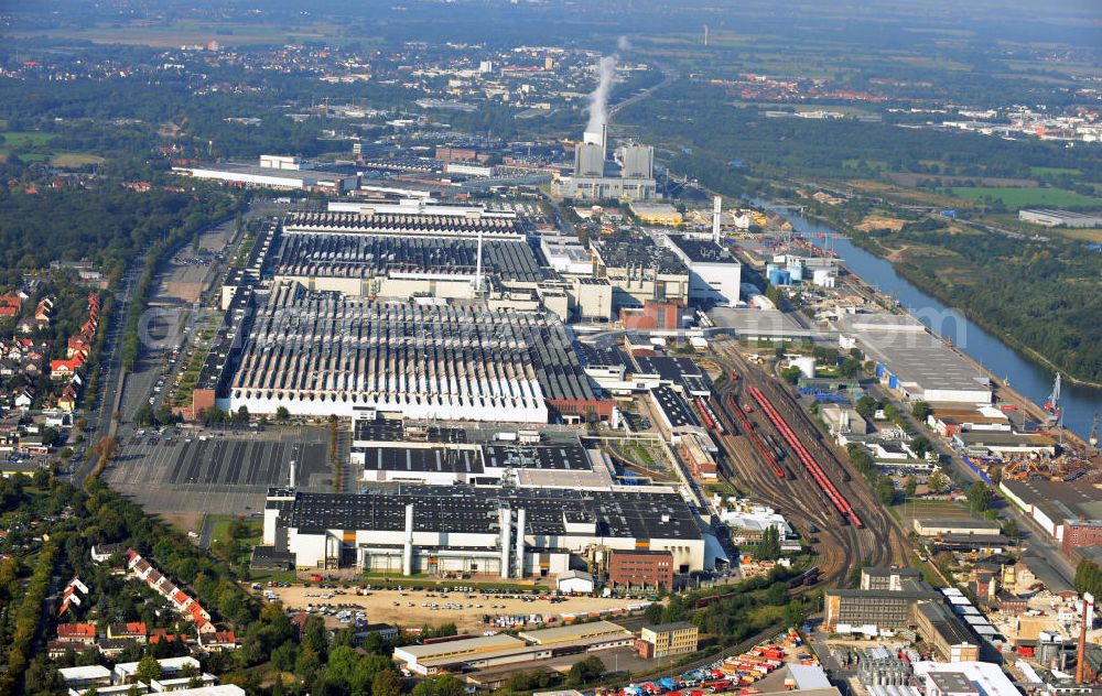 Hannover from the bird's eye view: Das Volkswagenwerk Hannover in Niedersachsen, ist der Hauptsitz von Volkswagen Nutzfahrzeuge, einer Tochtergesellschaft der Volkswagen AG. Die Fabrik hat eigene Gleisanlagen auf dem Gelände und befindet sich direkt an der Leine. The Volkswagen factory in Hannover lower saxony is the headquarter of Volkswagen Nutzfahrzeuge, a subcompany of Volkswagen AG. The factory has it's own railway.