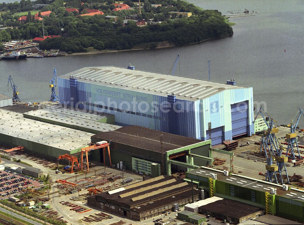 Stralsund from the bird's eye view: Blick auf die 1948 gegründete Volkswerft Stralsund GmbH. In ihr werden Container- und Spezialschiffe gebaut, sowie Reparaturarbeiten durchgeführt.View of the the Volkswerft Stralsund, founded in 1948 to be built in their container and specialized vessels, as well as repair work performed.