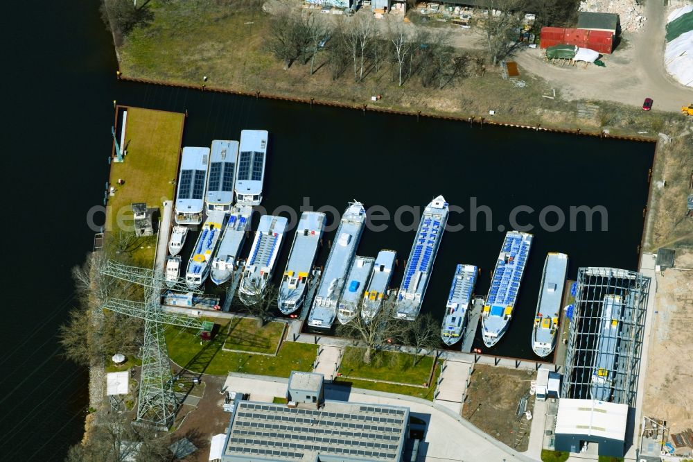 Aerial image Berlin - Due to the crisis, fully occupied ship moorings at the harbor basin of the inland port for passenger ships and ferries of the Riedel shipping company on Nalepastrasse in the Oberschoeneweide district in Berlin, Germany