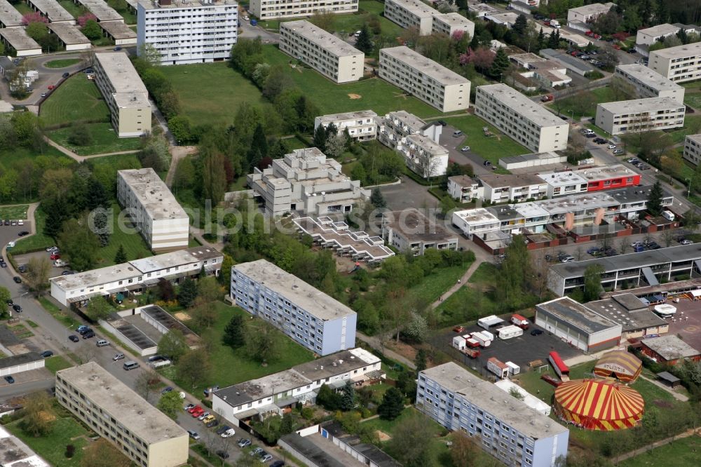 Aerial photograph Trier Mariahof - The district Mariahof located in the green on the Muhlenberg. The characteristic features of the new housing estate is one of the even distribution of homes, row houses and multi-storey apartment buildings. On the school grounds of the primary school a guest a circus. The residential area is located in Trier in Rhineland-Palatinate