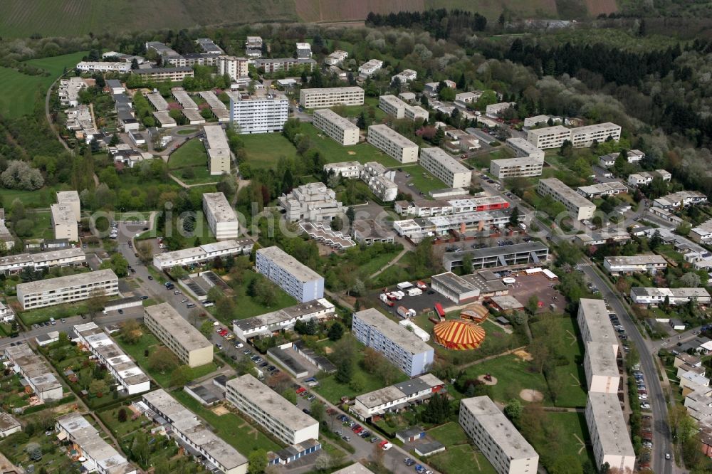 Trier Mariahof from above - The district Mariahof located in the green on the Muhlenberg. The characteristic features of the new housing estate is one of the even distribution of homes, row houses and multi-storey apartment buildings. On the school grounds of the primary school a guest a circus. The residential area is located in Trier in Rhineland-Palatinate