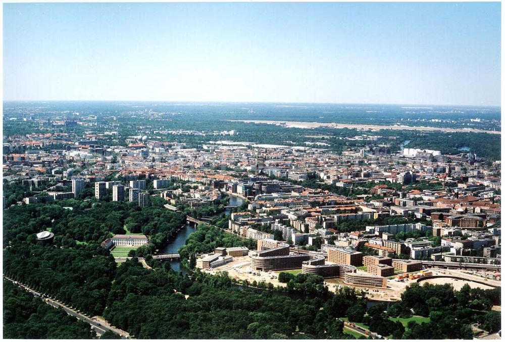 Aerial image Berlin - Tiergarten / Moabit - Von Wald- und Parkanlagen des Berliner Tiergartens umgeben - erstreckt sich der Wohnneubau des Bundes auf dem Moabiter Werder in Moabit.