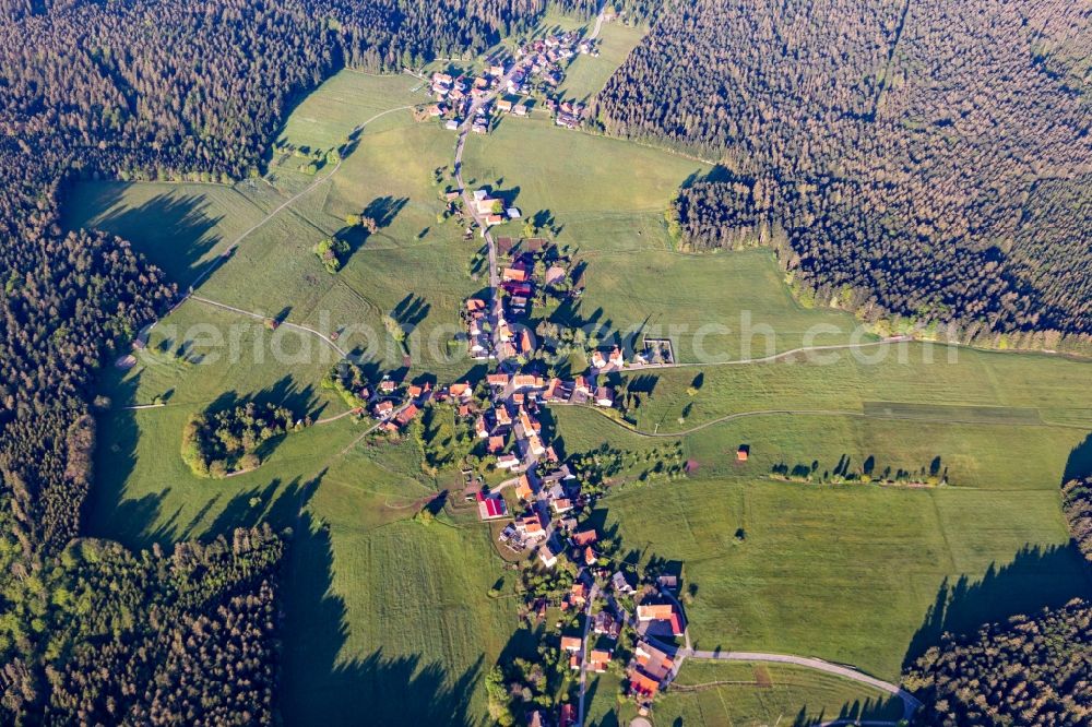 Aerial image Aichelberg - Surrounded by forest and forest areas center of the streets and houses and residential areas in Aichelberg in the state Baden-Wurttemberg, Germany