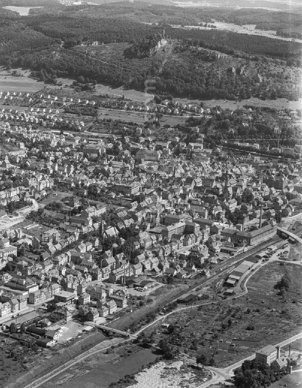 Albstadt from the bird's eye view: Surrounded by forest and forest areas center of the streets and houses and residential areas in the district Ebingen in Albstadt in the state Baden-Wuerttemberg, Germany