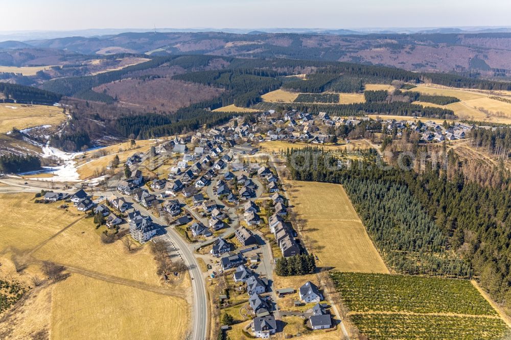 Aerial photograph Altastenberg - Surrounded by forest and forest areas center of the streets and houses and residential areas in Altastenberg at Sauerland in the state North Rhine-Westphalia, Germany