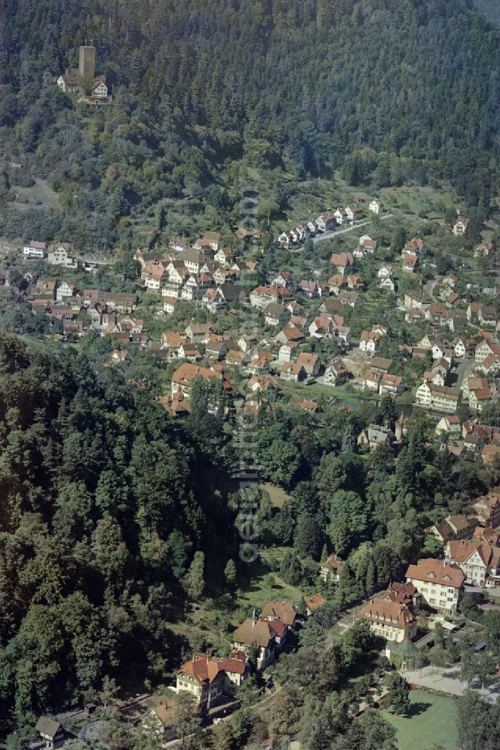 Bad Liebenzell from the bird's eye view: Surrounded by forest and forest areas center of the streets and houses and residential areas in Bad Liebenzell in the state Baden-Wuerttemberg, Germany