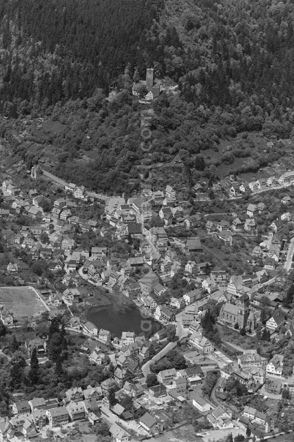 Aerial photograph Bad Liebenzell - Surrounded by forest and forest areas center of the streets and houses and residential areas in Bad Liebenzell in the state Baden-Wuerttemberg, Germany