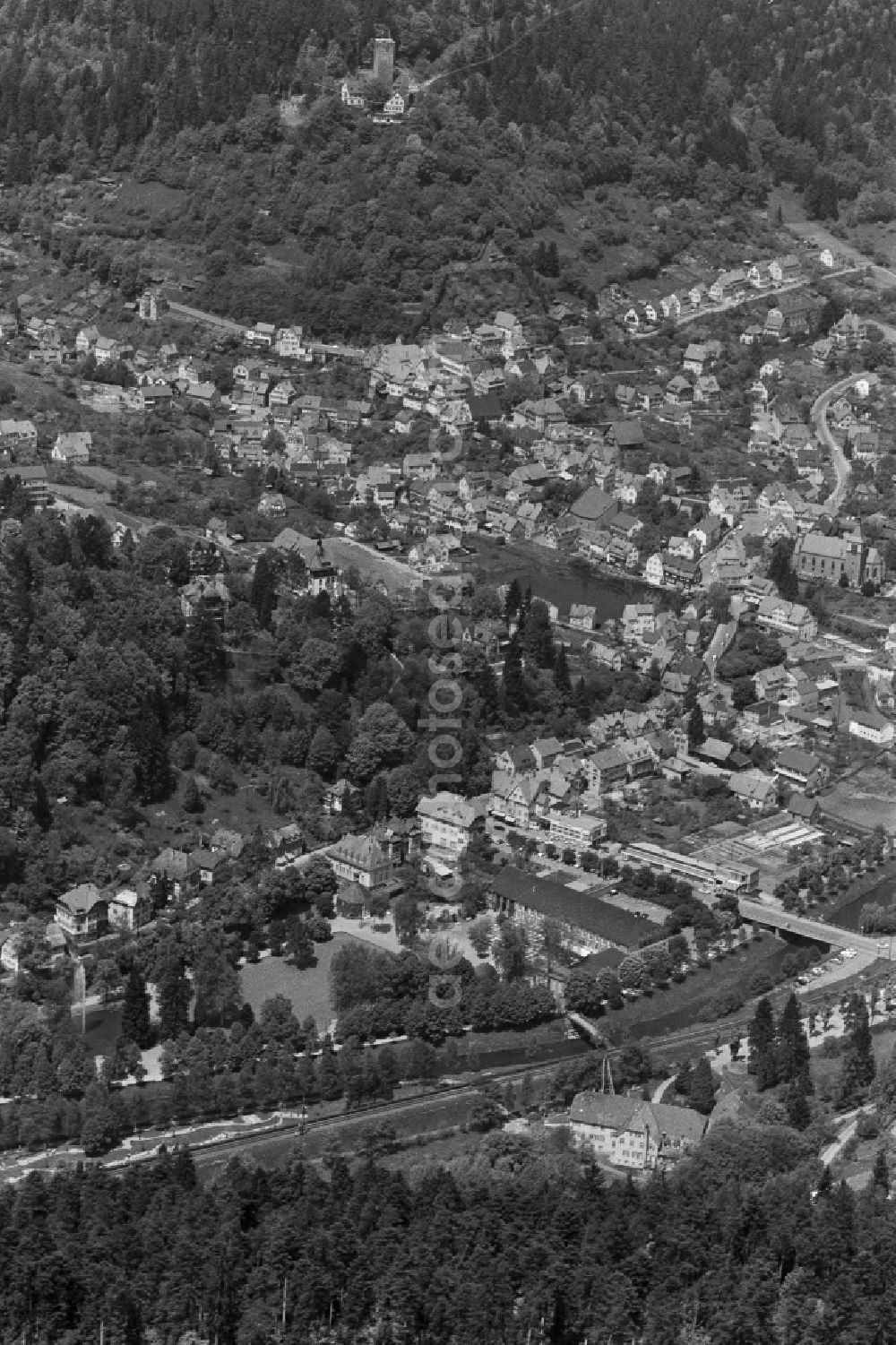 Bad Liebenzell from above - Surrounded by forest and forest areas center of the streets and houses and residential areas in Bad Liebenzell in the state Baden-Wuerttemberg, Germany