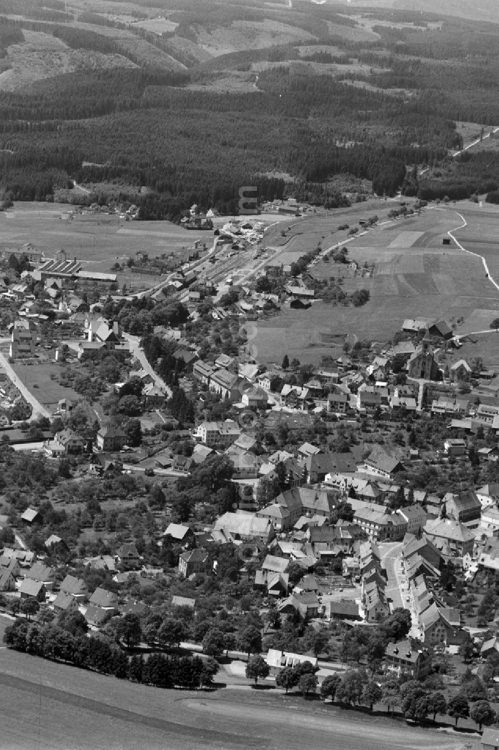 Bonndorf im Schwarzwald from the bird's eye view: Surrounded by forest and forest areas center of the streets and houses and residential areas in Bonndorf in southern Black Forest in the state Baden-Wuerttemberg, Germany