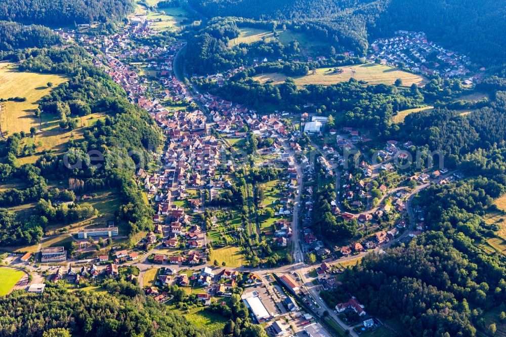 Aerial photograph Bruchweiler-Bärenbach - Surrounded by forest and forest areas center of the streets and houses and residential areas in Bruchweiler-Baerenbach in the state Rhineland-Palatinate, Germany