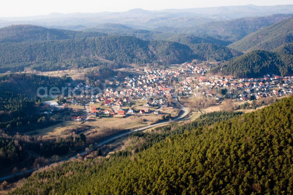 Aerial photograph Erfweiler - Surrounded by forest and forest areas center of the streets and houses and residential areas in Erfweiler in the state Rhineland-Palatinate, Germany