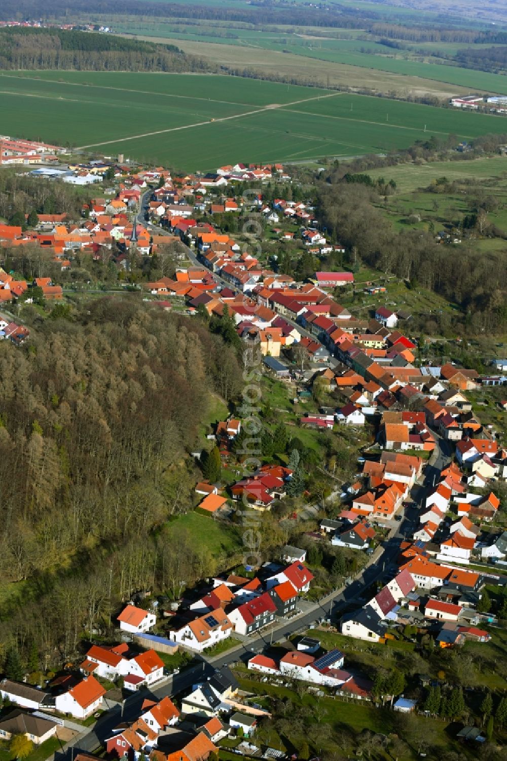 Ernstroda from the bird's eye view: Surrounded by forest and forest areas center of the streets and houses and residential areas in Ernstroda in the state Thuringia, Germany